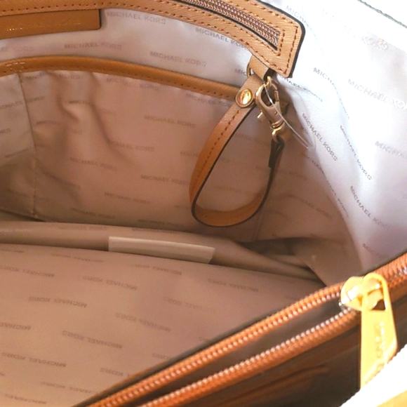 Sold BIG NWT MICHEAL Micheal KORS OF STOCK NWT TRAVEL SIGNATURE JET SET TRAVEL - Picture 11 of 16